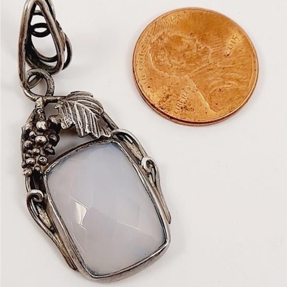 Stunning Vintage Silver 925 Faceted Chalcedony Grape Vine Pendant, 6 grams, EUC - Picture 2 of 8